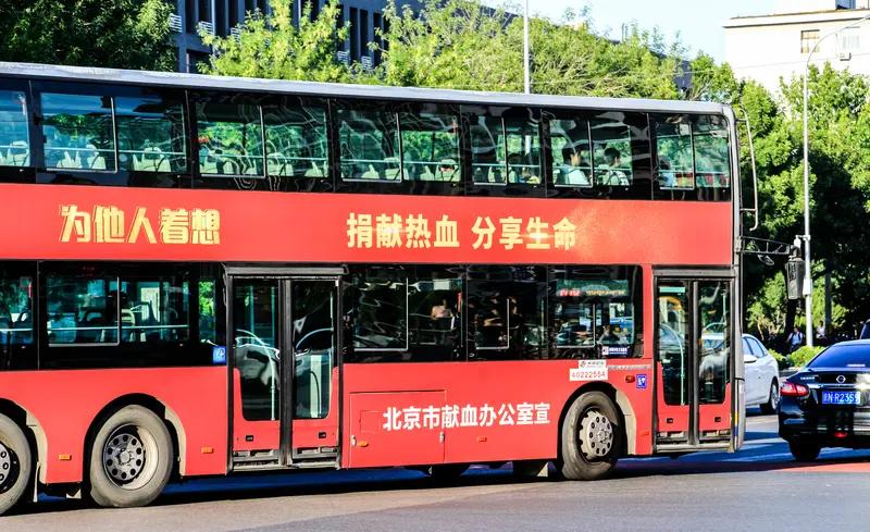 政策并非无差别准入，以严格健康筛查为前提，既尊重老年人参与公益的意愿，也彰显健康