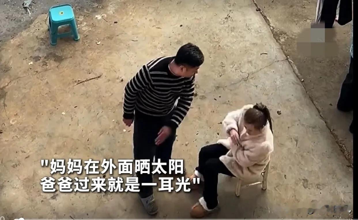 俩儿子霸气护妈妈！或许这就是生儿子的底气吧”。
妈妈的保护伞长大了。