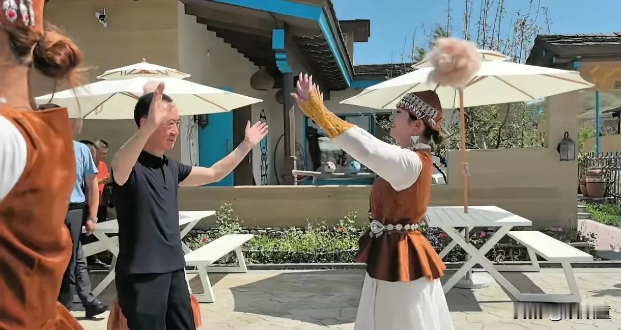 企业家的松弛感，在王健林身上都体现出来了！
王健林现身新疆，还参与跳了新疆舞，好