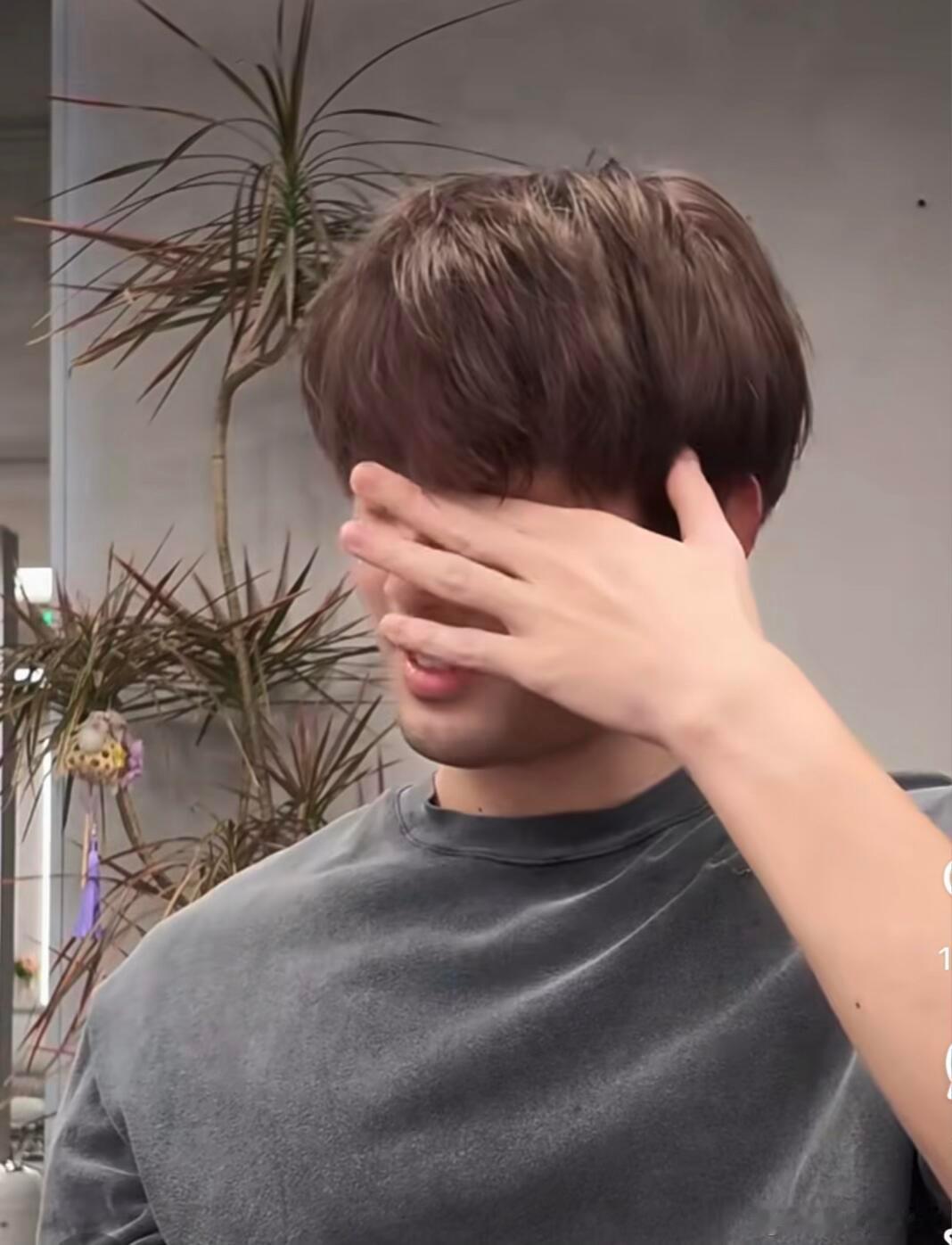 吴磊害羞就会揉眼睛吴磊染发染了八个小时聊起耗时八小时的新发色被问及粉丝评价腼腆瞬