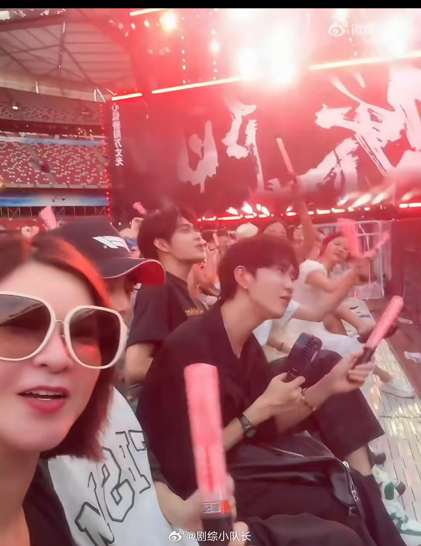 杜华谢娜在张杰演唱会自拍 杜华和谢娜在张杰演唱会上，确实玩得很嗨。自拍、合影、录