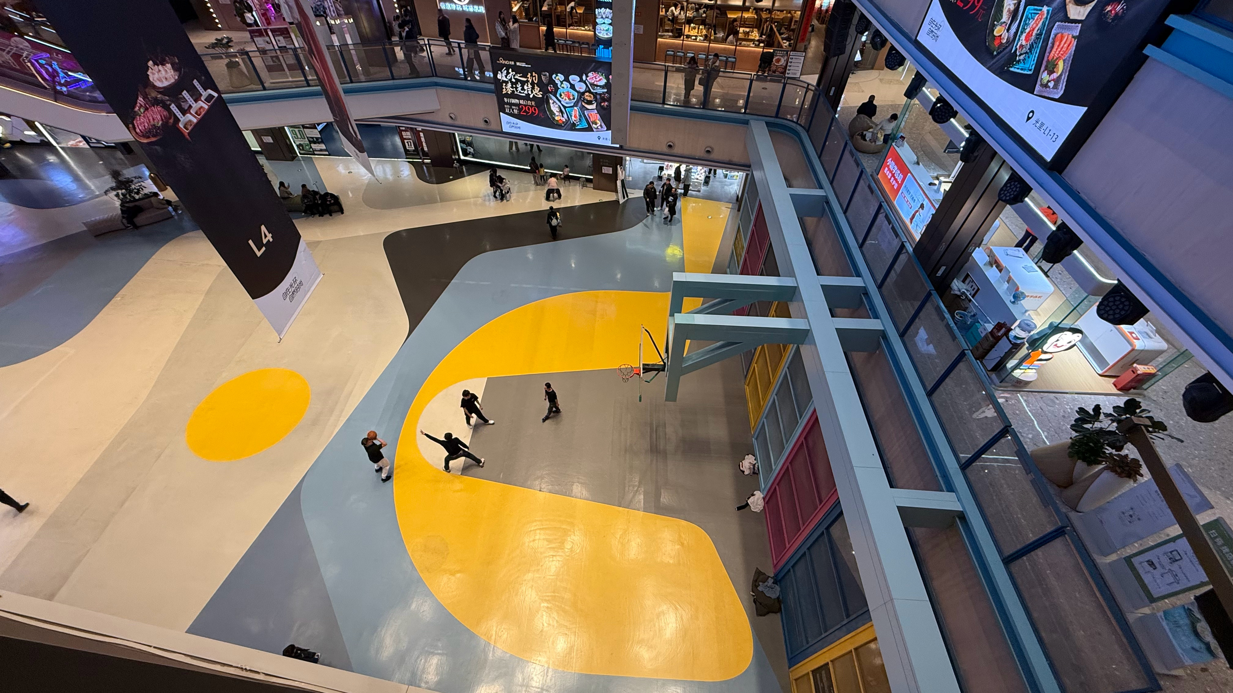 在这里打球不怕砸到旁边的商品吗