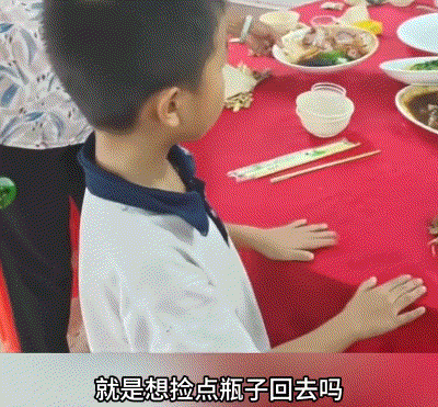 重庆，一对新人的婚宴上，一名参加婚宴的男子发现，有两名陌生小男孩在婚宴上，见别人