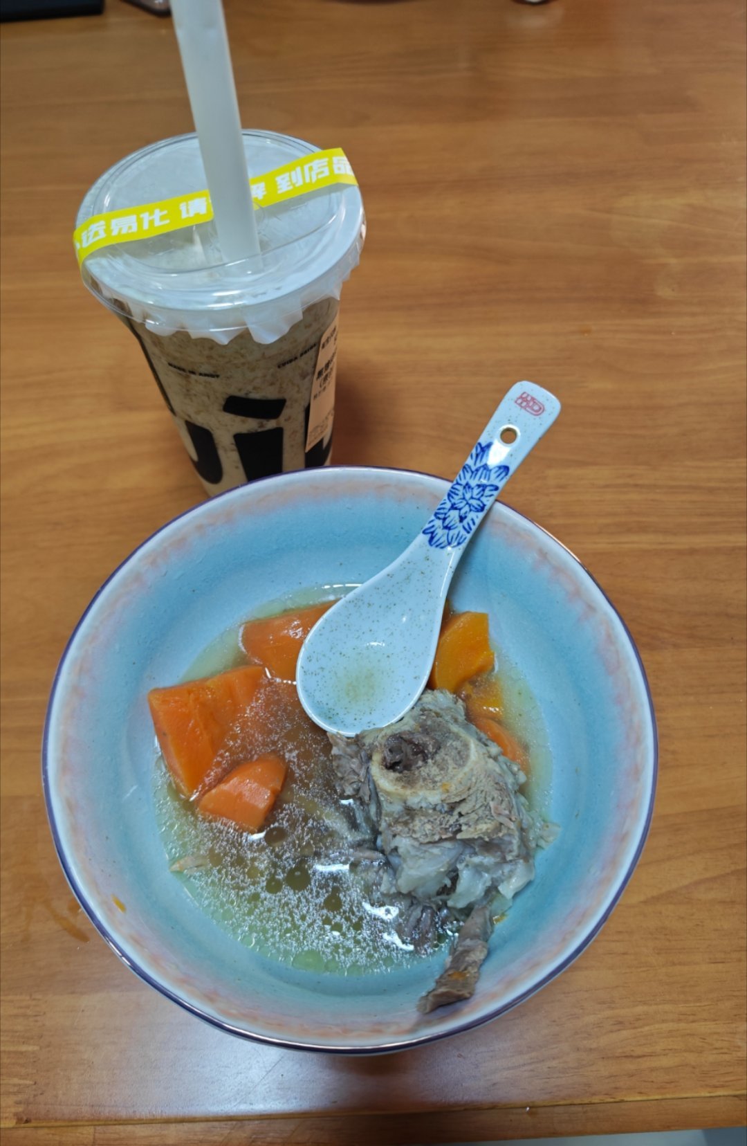 排骨汤+奶茶，爽！！ 