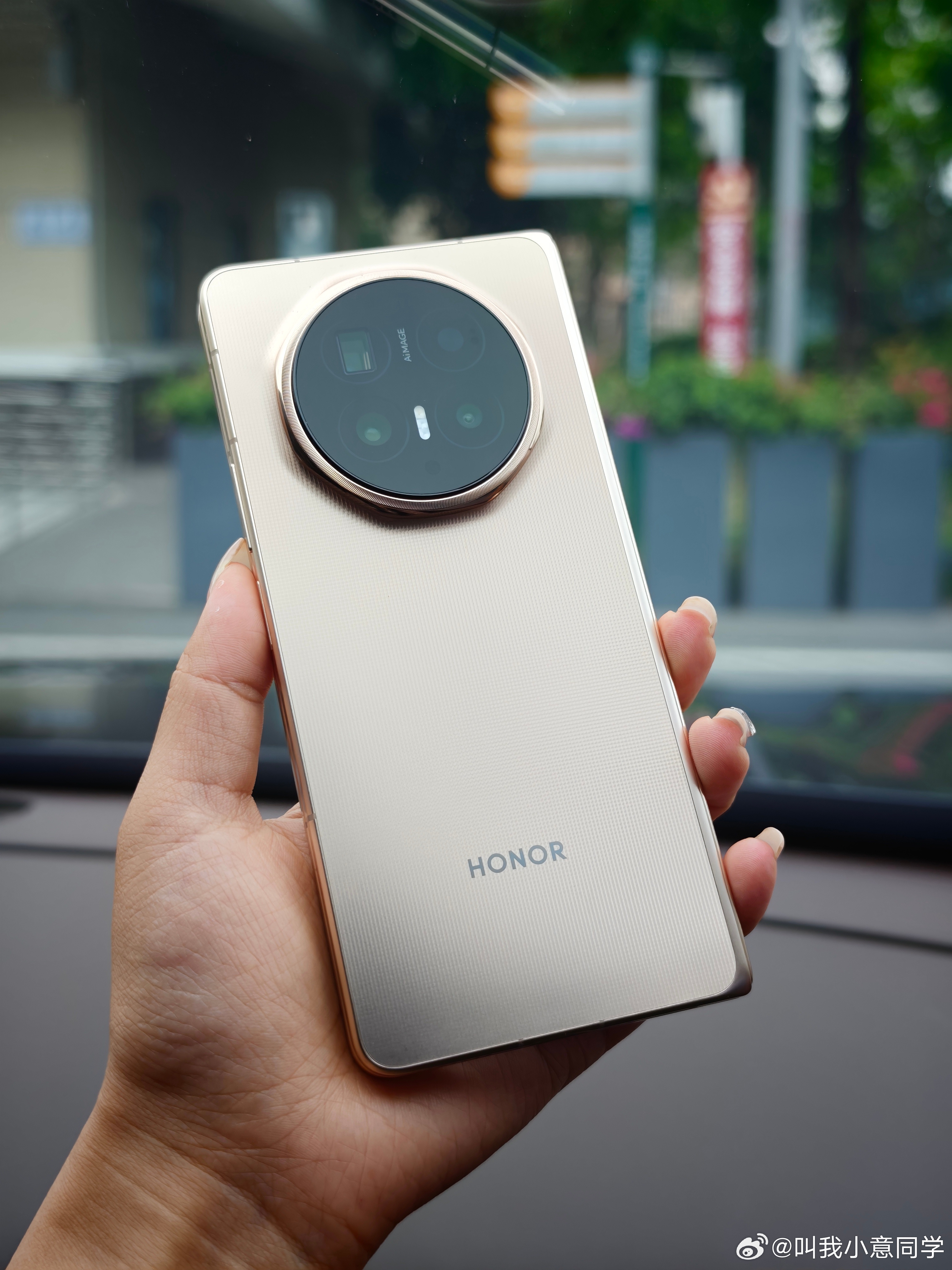 折叠屏哪些升级感知最明显 那必须是轻薄啊！以前折叠屏要么为了塞大镜头、大电池，搞