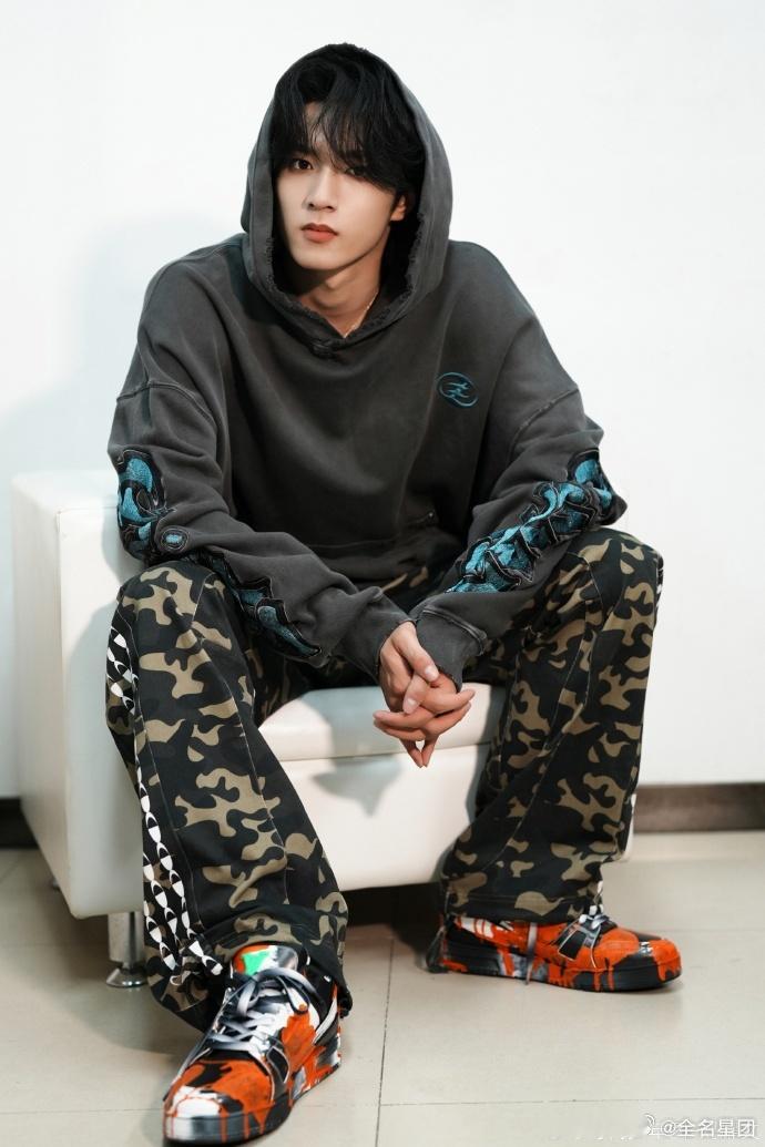 #刘耀文冬日穿搭look##刘耀文卫衣配迷彩裤# 时尚达人刘耀文在冬日里为我们带
