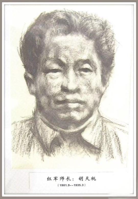 1935年，王耀武俘虏了一个红军师长，审讯时发现对方衣衫破烂不堪，浑身上下只有一