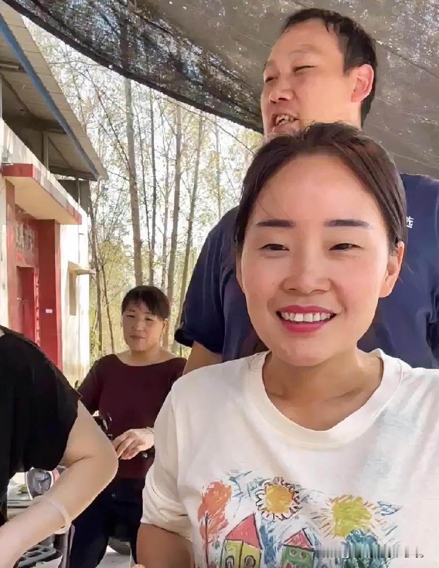 小故事！
    早先 大家都觉得，大飞是个既能干又顾家的好男人，高锐能找上大飞