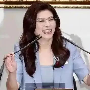 郑丽文上了复兴号，把茶杯放在小桌板上，350公里的时速下，水面几乎没有晃动，全程