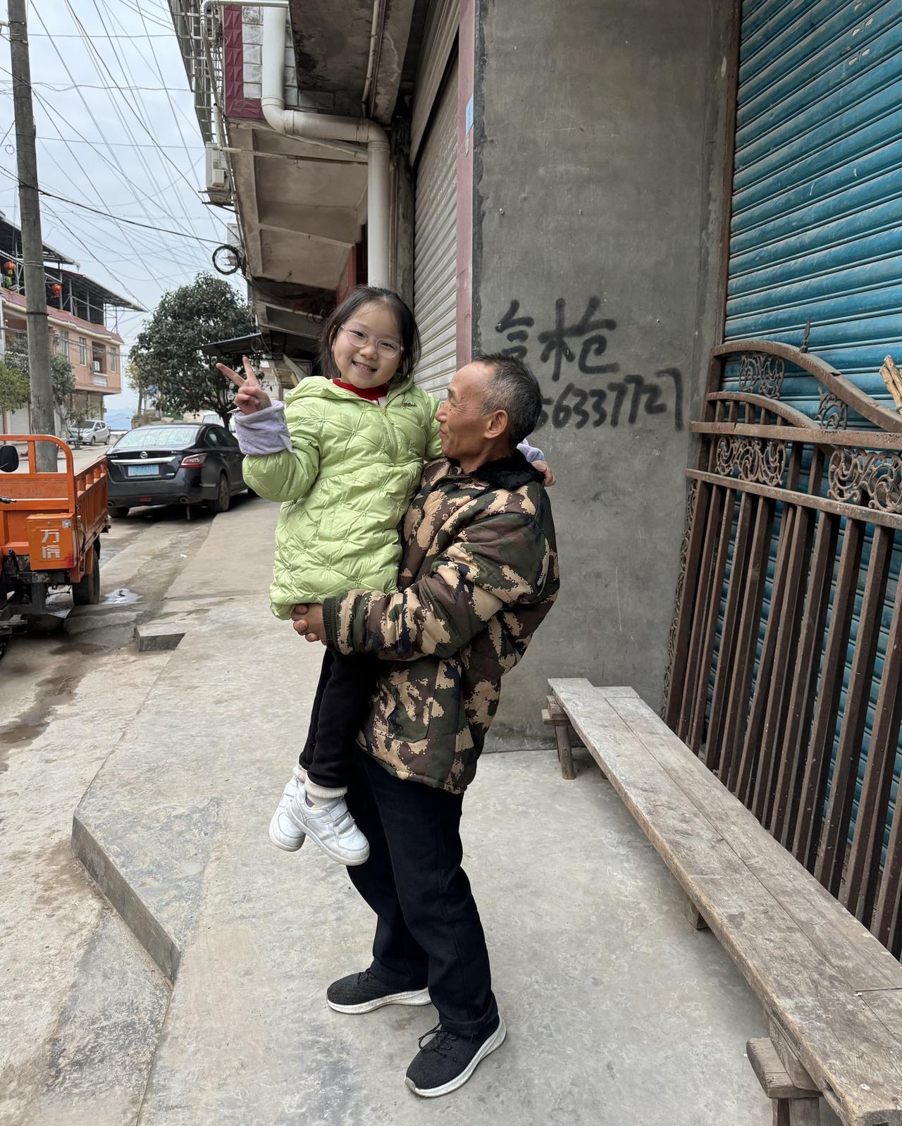 一年相聚一次
一次四五天
回家前的喜悦，回家后的无聊，离家前的不舍，离家后的想念