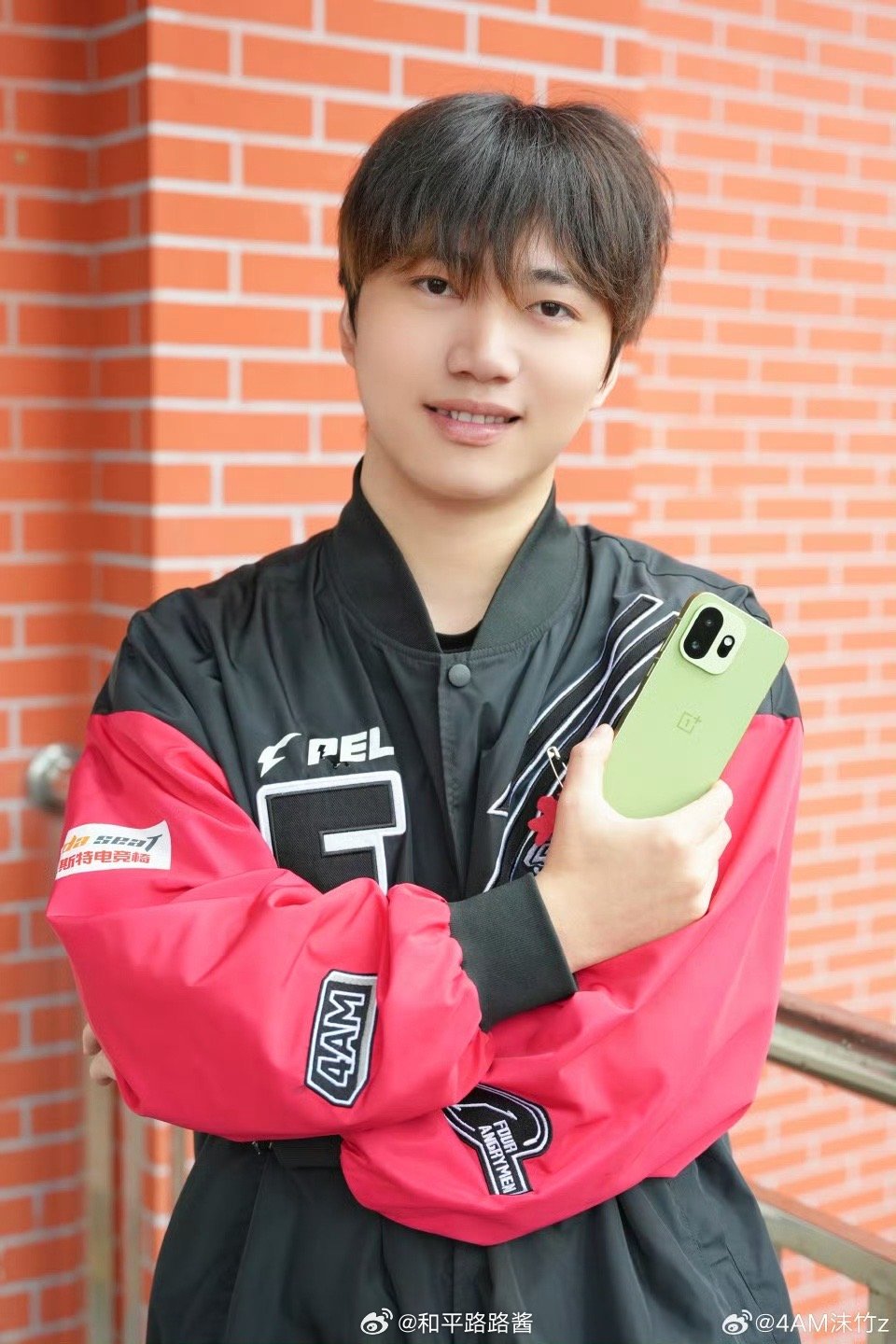 谁能拒绝一个拿着新手机的猪猪电竞点播台 2026pel春季赛