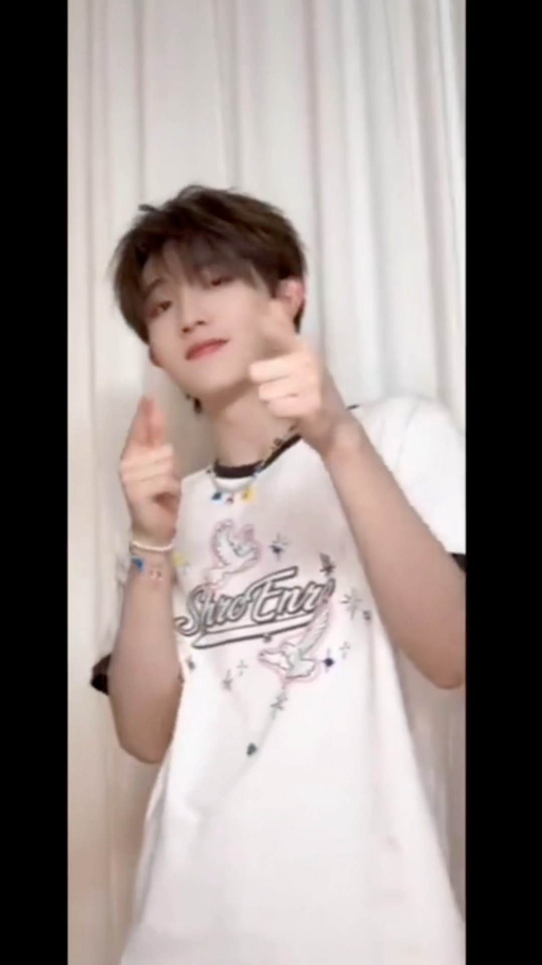 苏新皓cannonball手势舞苏新皓今日份营手势舞营业，好萌好可爱啊