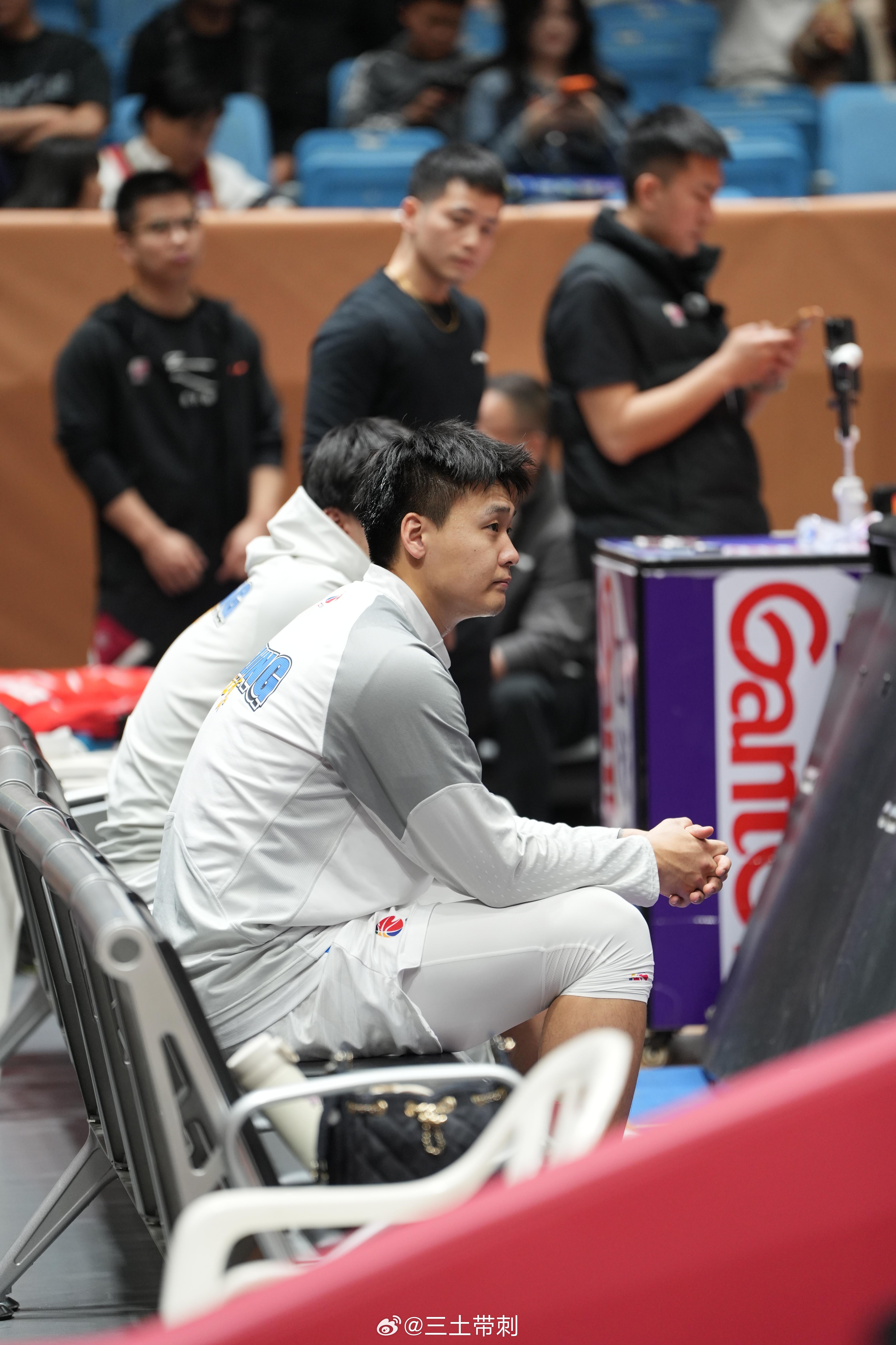 浙江男篮vs北京男篮 赵睿热身时腿部意外拉伤，本场不打了！原本腿上可以看到，有红