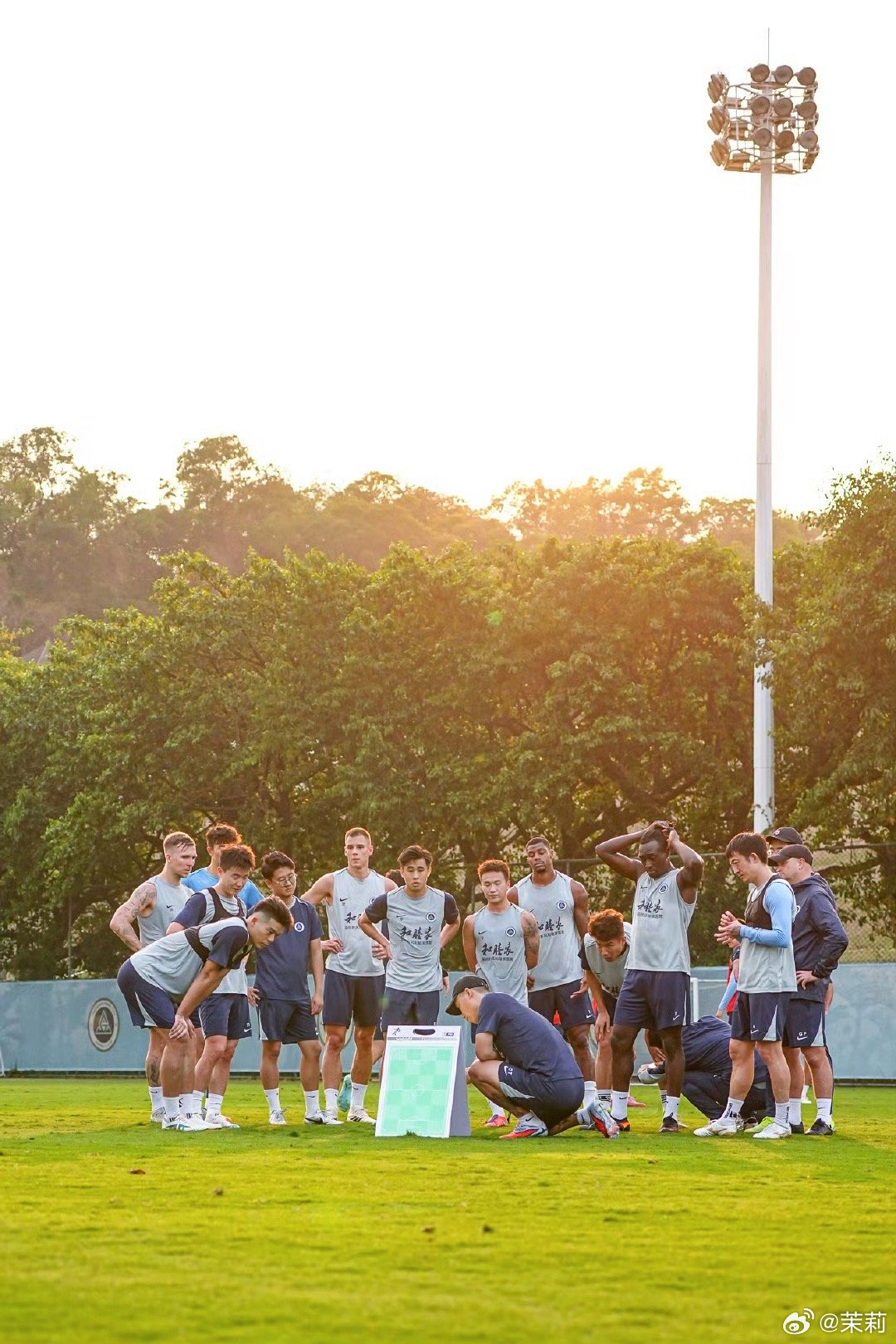 深圳新鹏城 “一家人最紧要系齐齐整整！”戴伟浚接下来应该可以踢更长时间的比赛了，