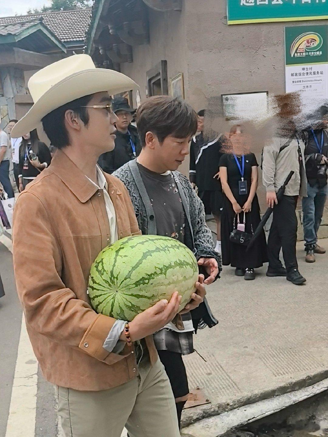 于适抱个好大的瓜刷到于适大凉山抱瓜路透，韩庚和胡海泉在旁围观，画面太欢乐。这音综