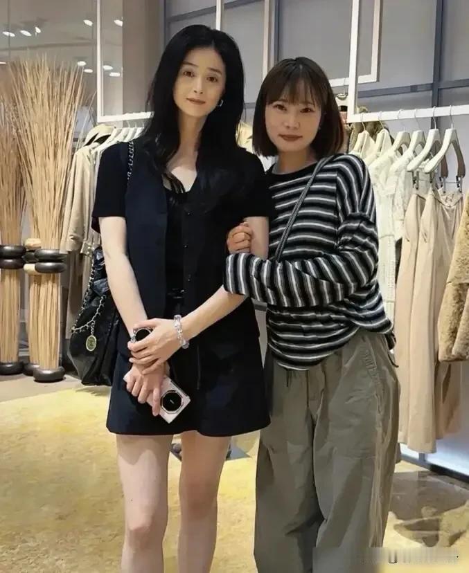 中年女人不能过度减肥，蒋欣减肥后脸垮了看着沧桑了许多，脸部松松垮垮，和旁边的女生