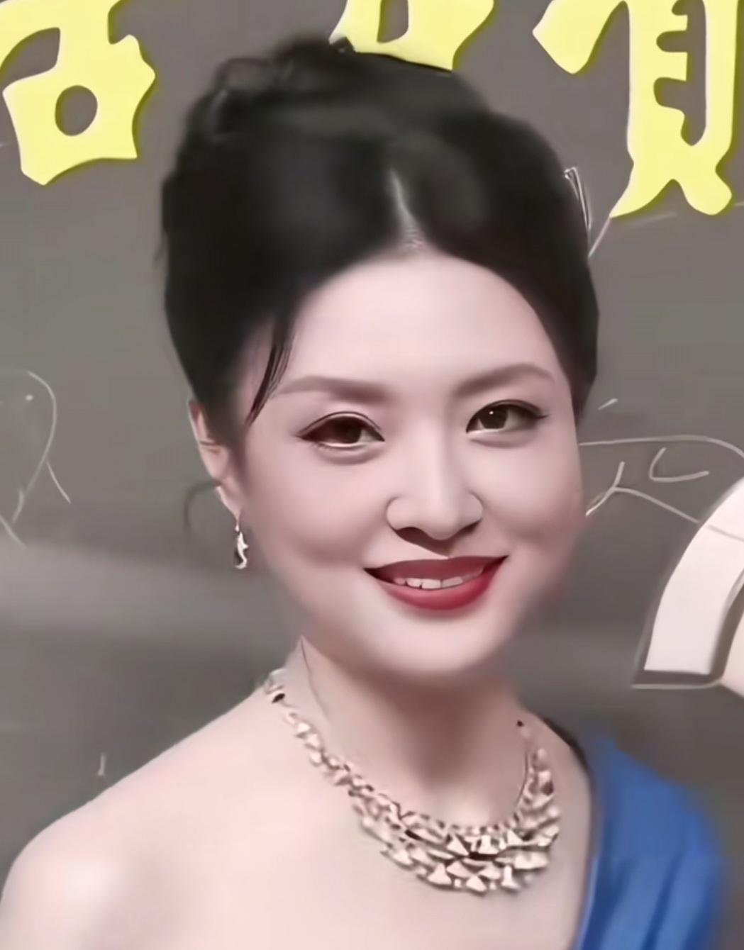 一眼沦陷的国风端庄美💫
岁月流转，芳华依旧
一颦一笑皆是底蕴，从容大气，美得经