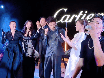 姐姐们都好喜欢白敬亭，文咏珊把他从后面硬拉到前面，宋佳一看到白敬亭出现，立马也兴