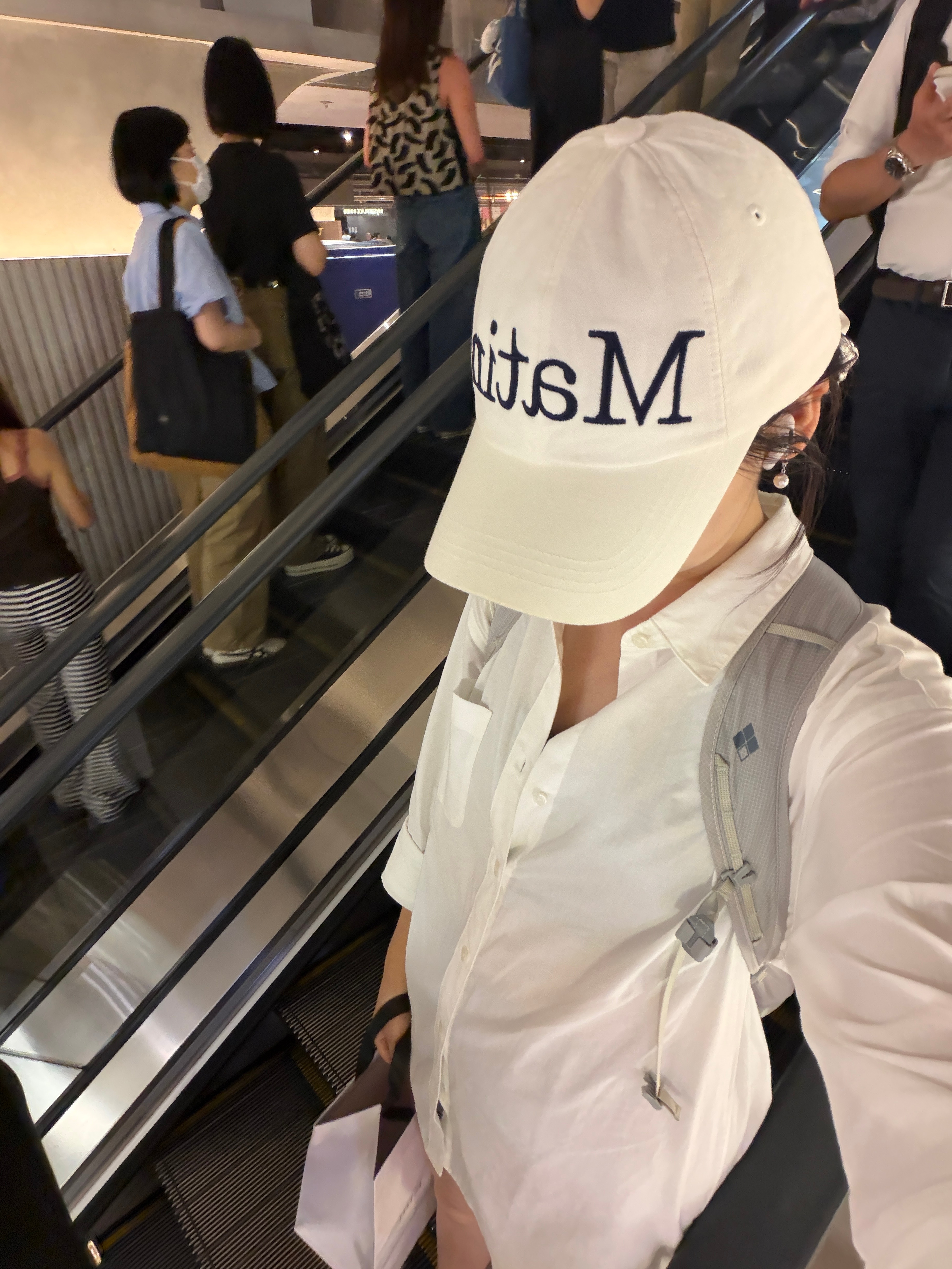 花了两个小时考虑到底要不要买，最后把店里旧的买走了因为新的版型没这个好，并非我的