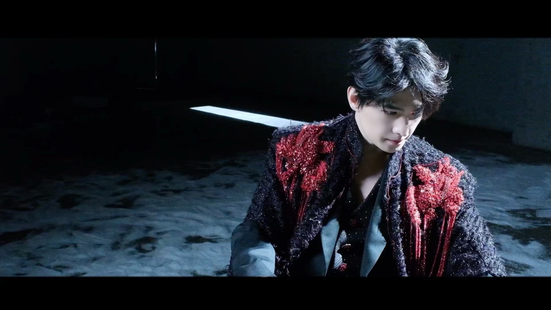 杨洋 出图3分钟戴美瞳30分钟杨洋新视频蓝瞳真是夯爆了啊啊啊啊！精致五官配上蓝色