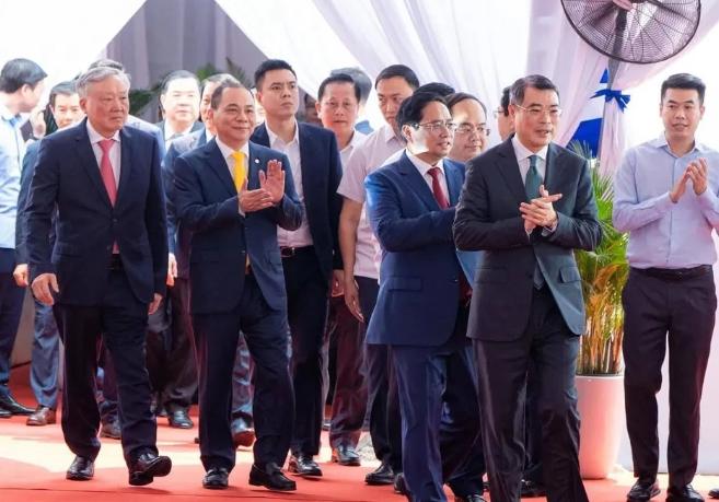 得知越南首条高速铁路正式破土动工的消息，心里悬着的一块石头终于落了地。
 
越南