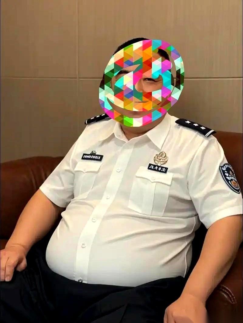 最近有个讨论挺火，直接把矛头对准了警察的肚子：“体重超标的警察，是不是该离岗？”