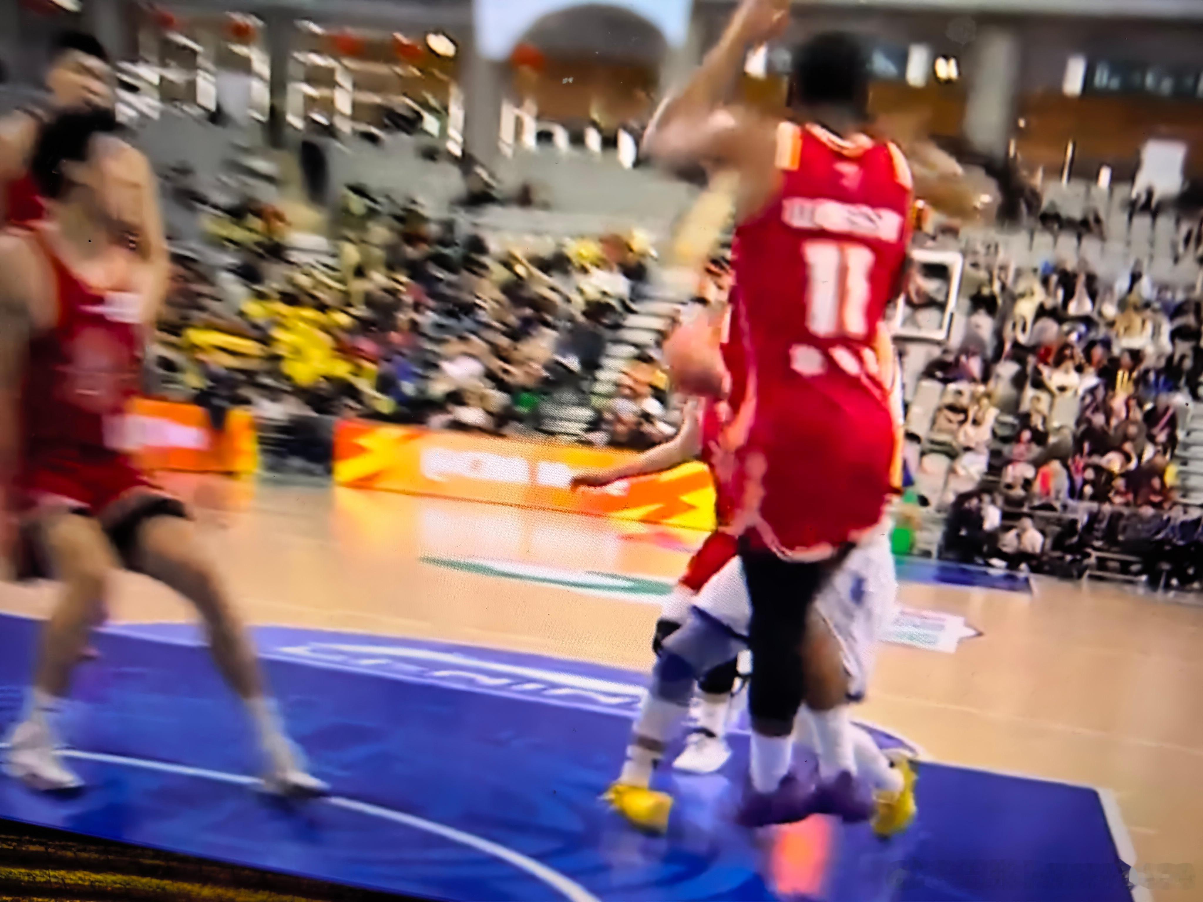 孙铭徽这次严重崴脚真的是不敢多看第二遍回放，刚刚他也已经在医院拍完了片，正在等待