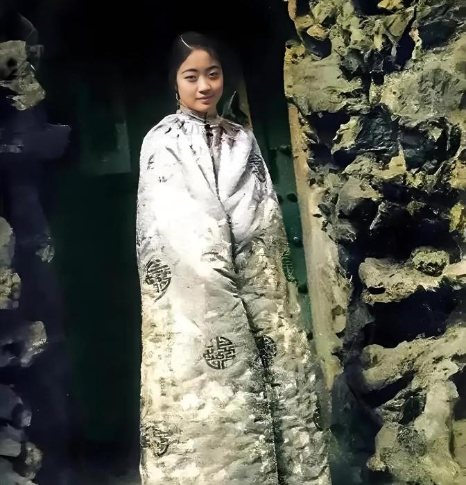 1922年，刚刚新婚不久的末代皇后婉容，在紫禁城御花园留影。此时的婉容，年仅17