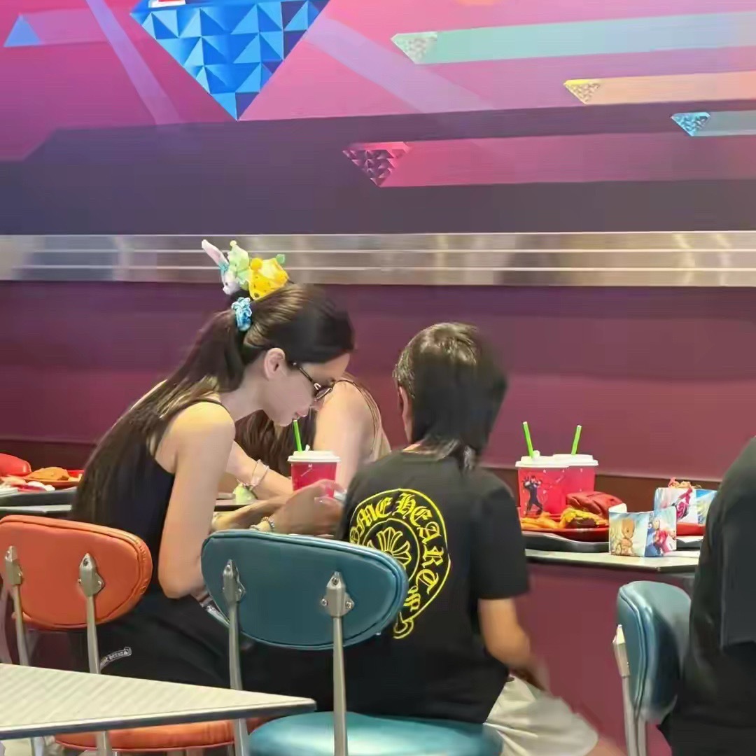 杨颖带小海绵去迪士尼，穿黑色吊带扎低马尾，随手一拍都美的出众 