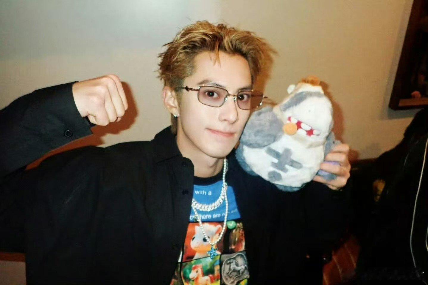 王鹤棣大年初四开工亲爱的客栈大年初四，跟着王鹤棣打卡上班。揣着一口袋开心，开启新