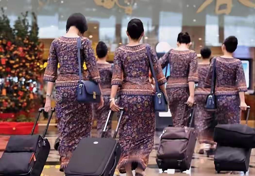 请看重点：中国美女入职新加坡航空，在酒店行政酒廊拿了几瓶水被开除这件事——注意：