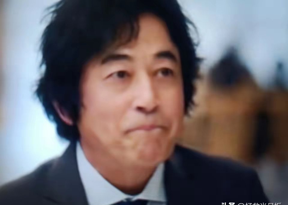 试问哪个行长有这个发型的，确实造型太难看，化妆师是成 心的吗 ​​​