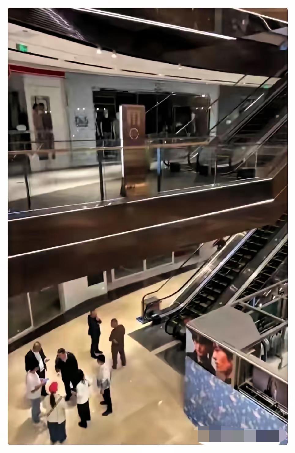 4月18号，一个女的在万达广场从楼上跳下来，商户说人当场就没了。看到这个新闻，心