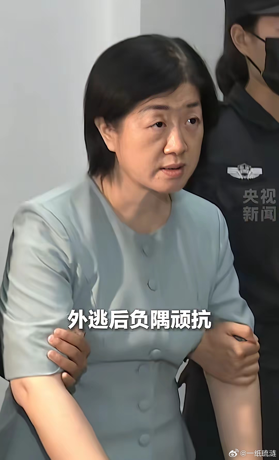 这是谁呀？外逃之后，被从泰国引渡回国了，看起来是一脸的不屑。还负隅顽抗，这是搜刮