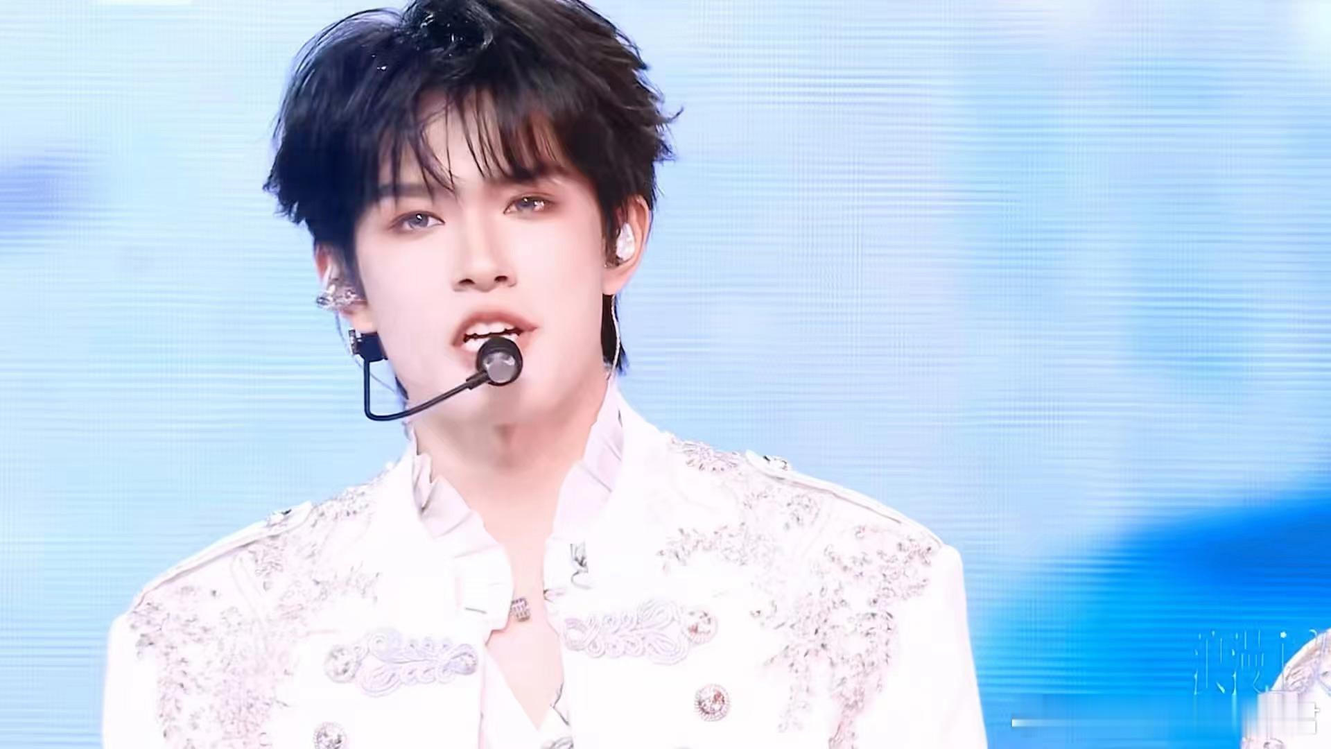 张极白色拿破仑夹克 张极在澳门演唱会的开场造型用心又出彩，白色拿破仑夹克凸显挺拔