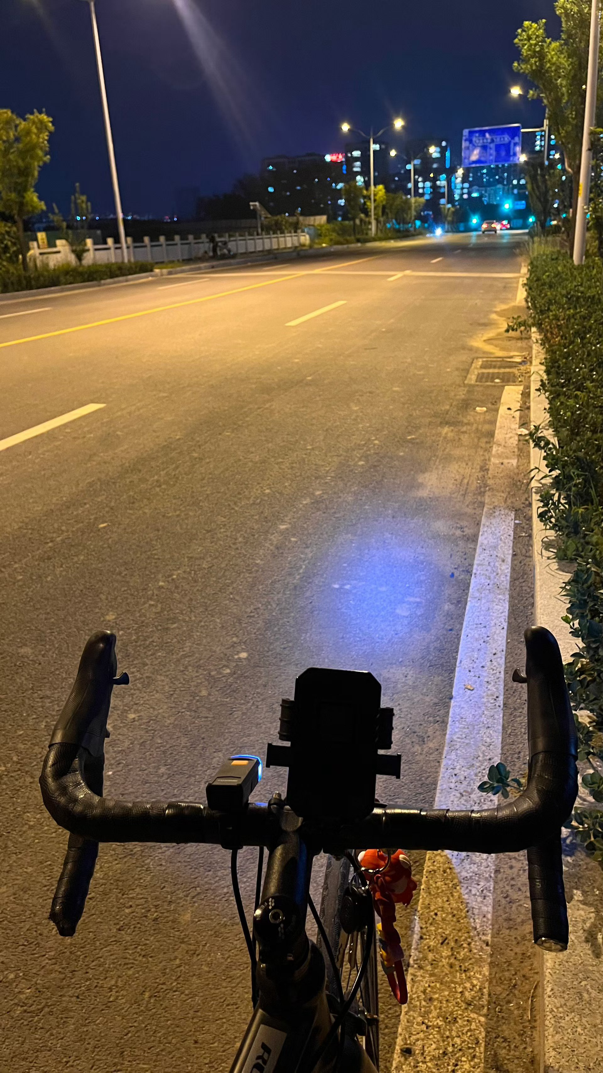 下午随机骑到一个漂亮地，回到家已经天黑～ 