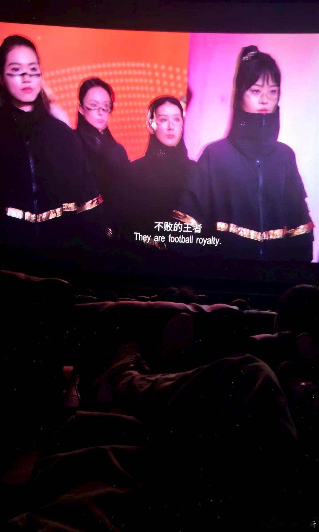功夫女足三观  今天看少林女足的人太多了，人真的多，好久没见那么多人了。第一天已