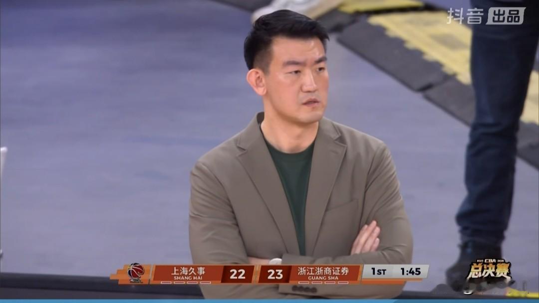 万众球迷瞩目的CBA总决赛第一场落幕了，上海久事不负众望，在开局不利的情况下，迅