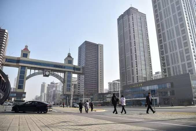 《华尔街日报》称朝鲜为“全球最惊人的经济成功故事”。现在的平壤可以看到：电动汽车