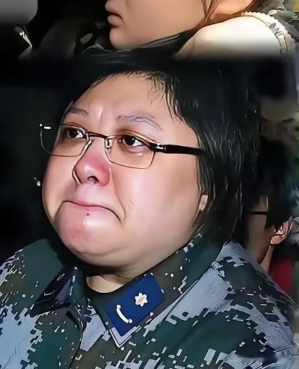 这么说还真像！

父系：爷爷汉族，奶奶满族；父亲意外去世，跟随奶奶长大

母系：