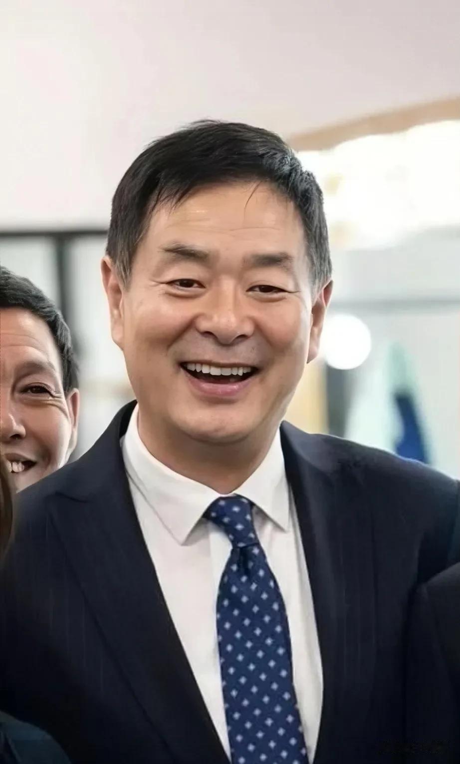 杨澜采访濮存晰，单刀直入:你们人艺最大的腕，演一场话剧多少钱？濮存晰说:头牌的老