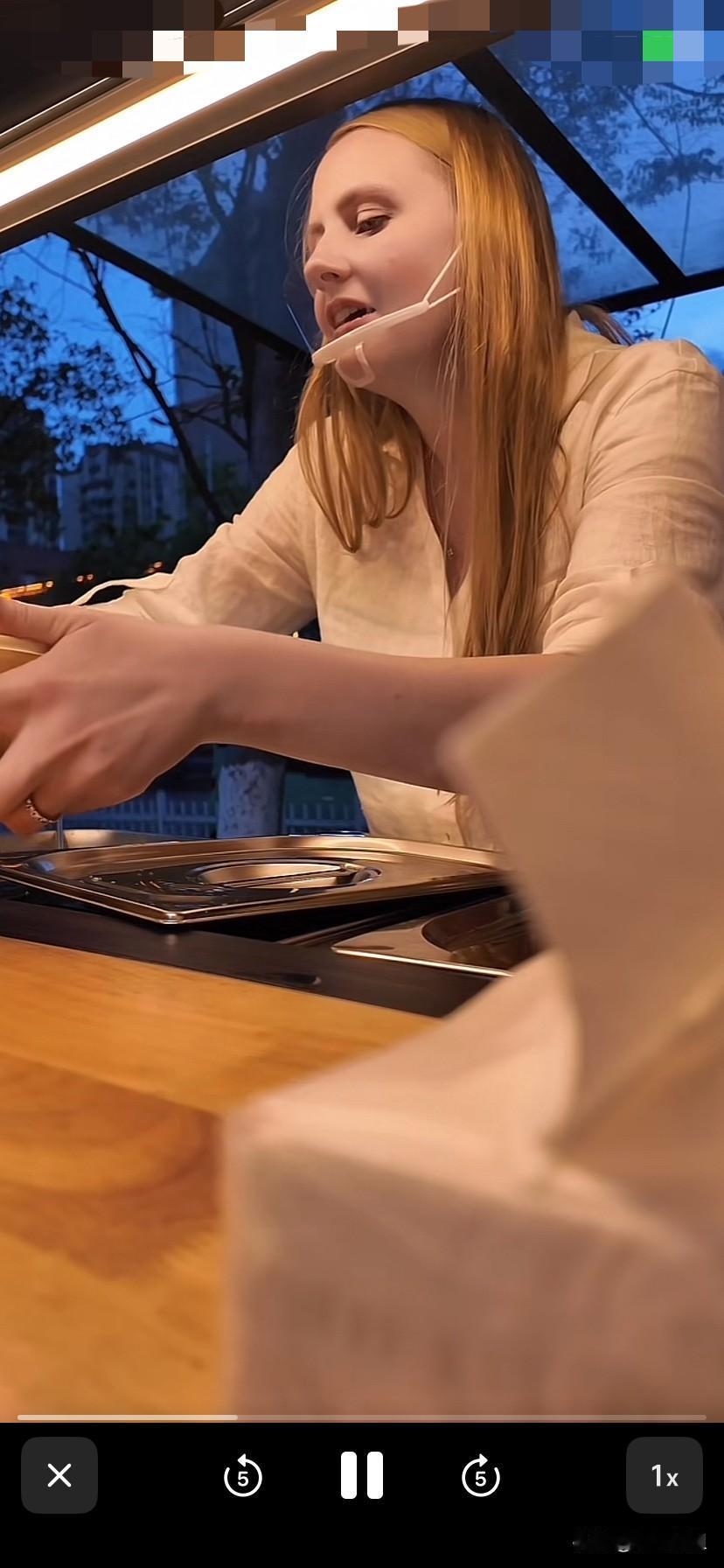 温柔可爱的美国媳妇奥瑞，开心的替中国丈夫的表哥帮忙卖自制盒饭！
奥瑞和中国丈夫来