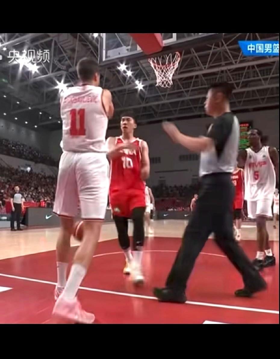 中国男篮球员王俊杰太硬气了啊，
他只是上去贴身防守干扰发球，那个外国球员就直接伸