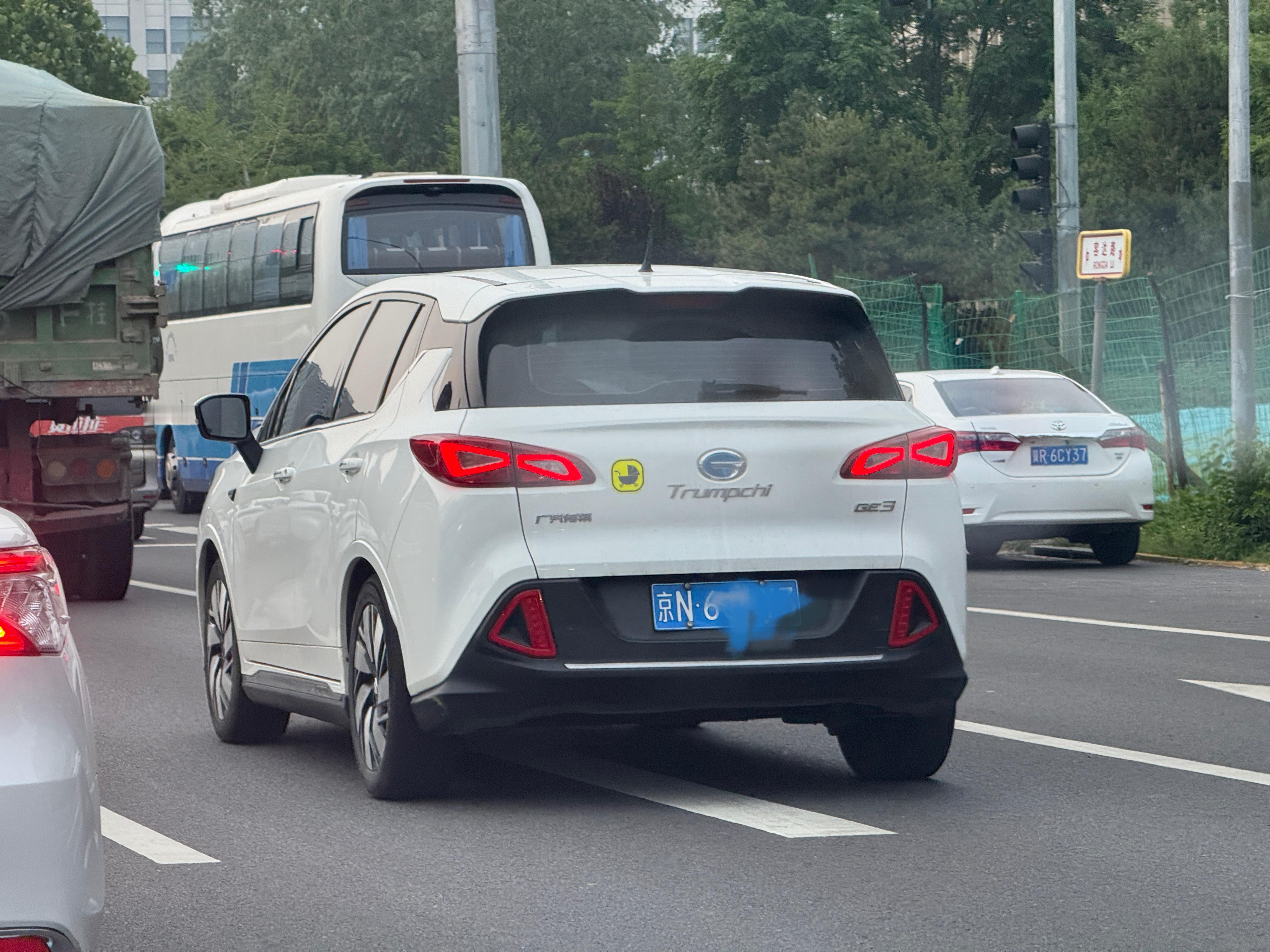 恍惚了，传祺Ge3这台车，都是纯电动吧？还能有蓝牌车？后来查了一下，这台车推出于