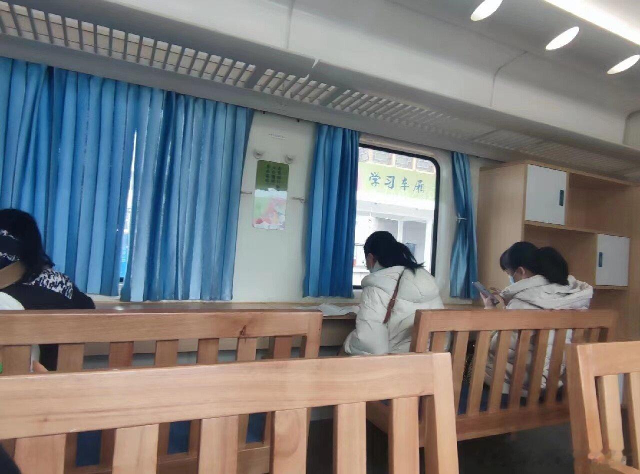 #开往重庆的不只有火车还有知识#哇！这是一趟通往重庆北站的读书车厢！太酷了！ ​