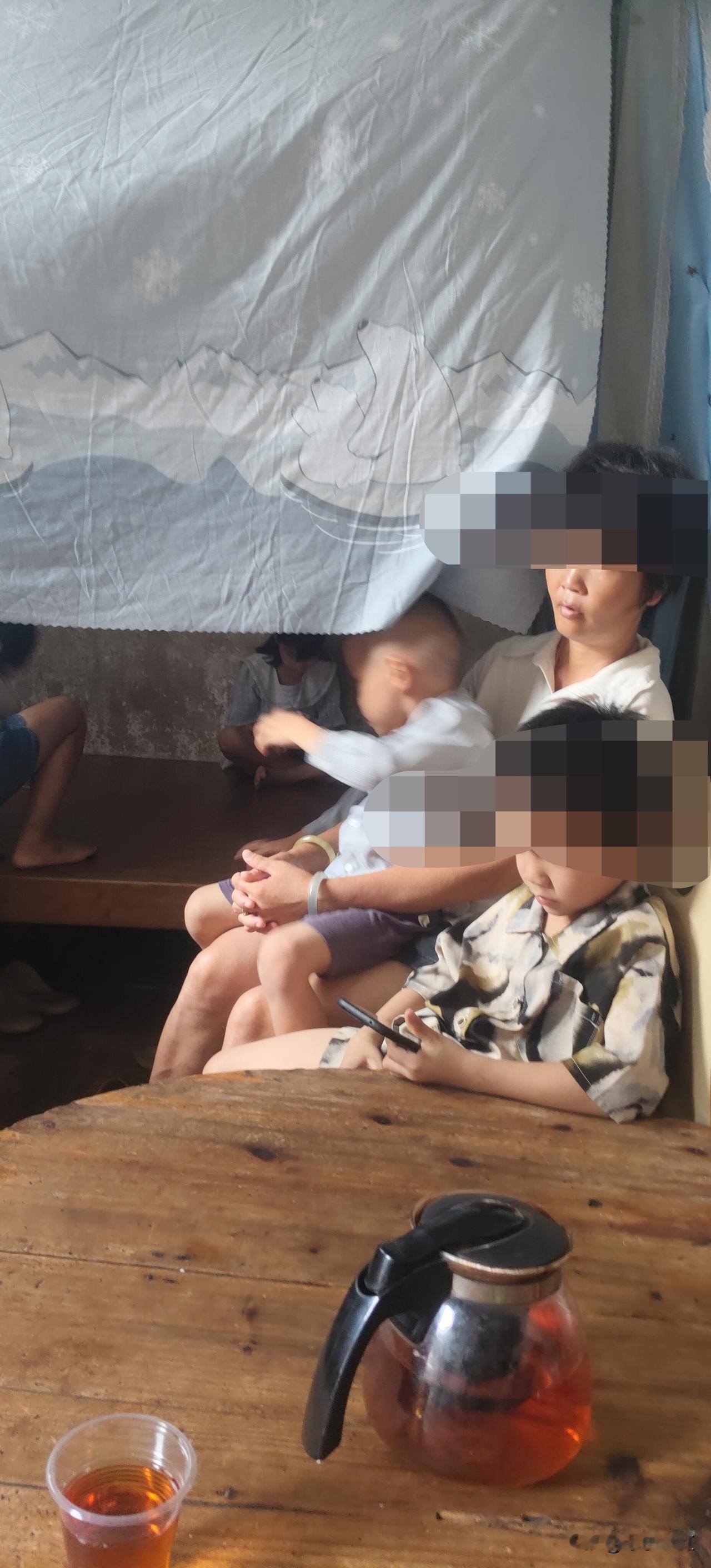 这个85年有精神病的女人生了六个小孩那么多，四个女儿两个儿子。大的两个女儿一个1