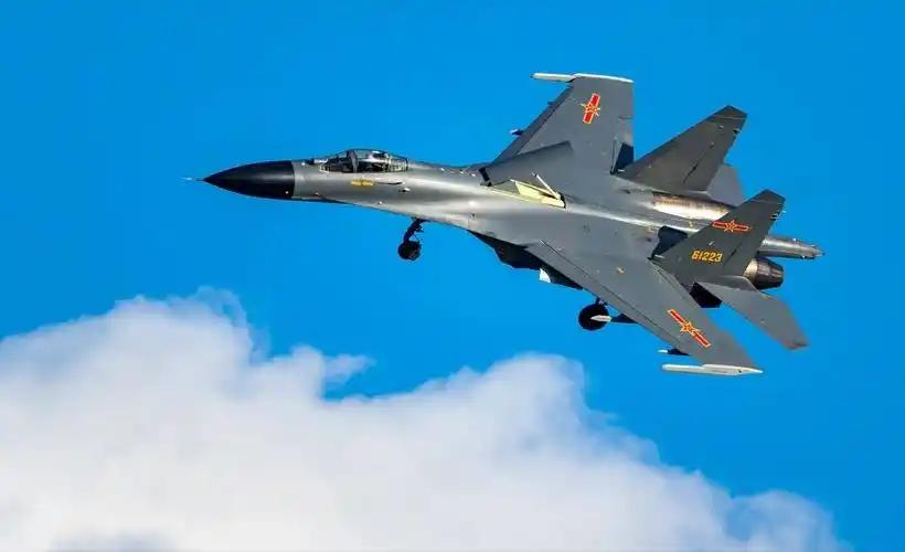 美媒对中国空军指指点点，飞行员的训练跟不上，歼20造再多都没用。海外军事媒体 1