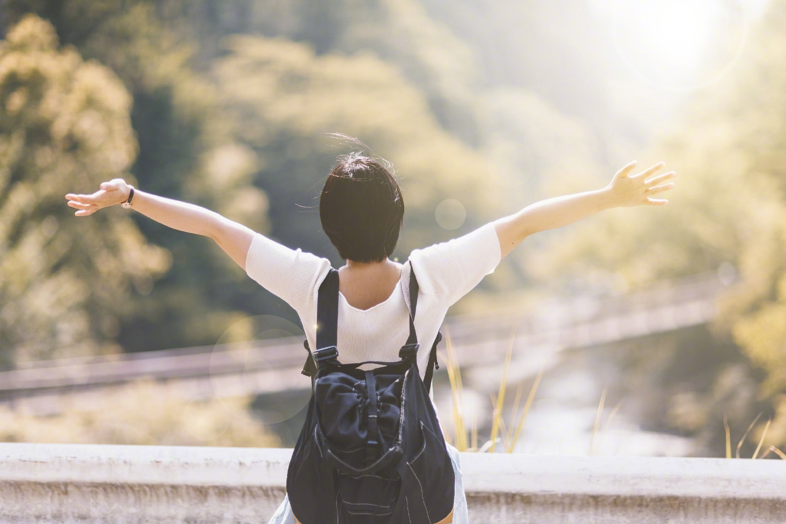人生如行路，一路艰辛，一路风景。你的目光所及，就是你的人生境界。总是看到比自己优