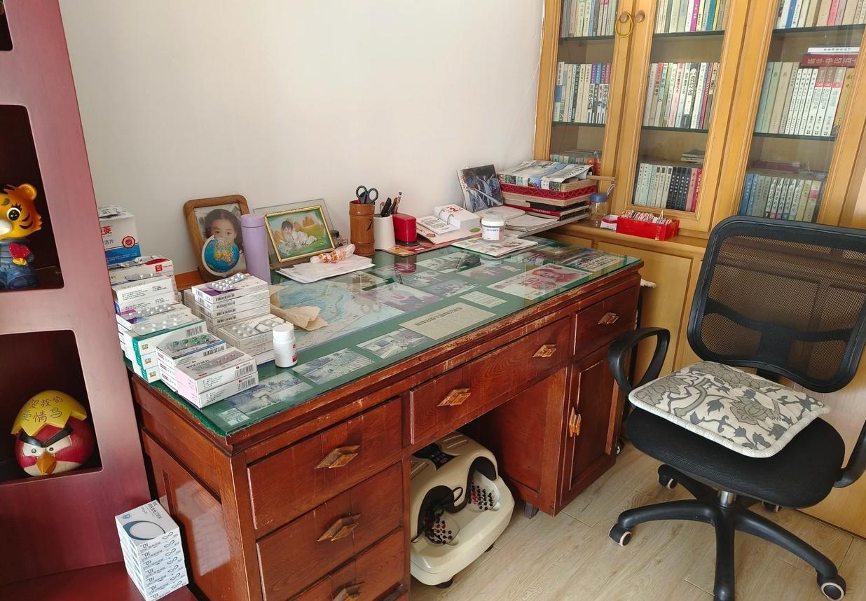 姨夫76了，退休金一个月得有六七千，可家里布置的很简朴，书柜里的书都是八九十年代