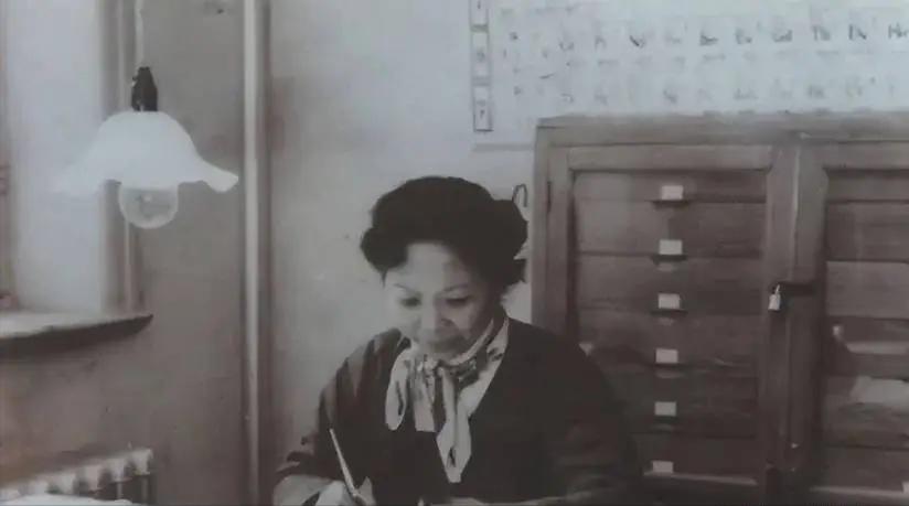 1957 年，美国海关私吞了中国女人行李箱里的 6800 美元现金，他们高兴得笑